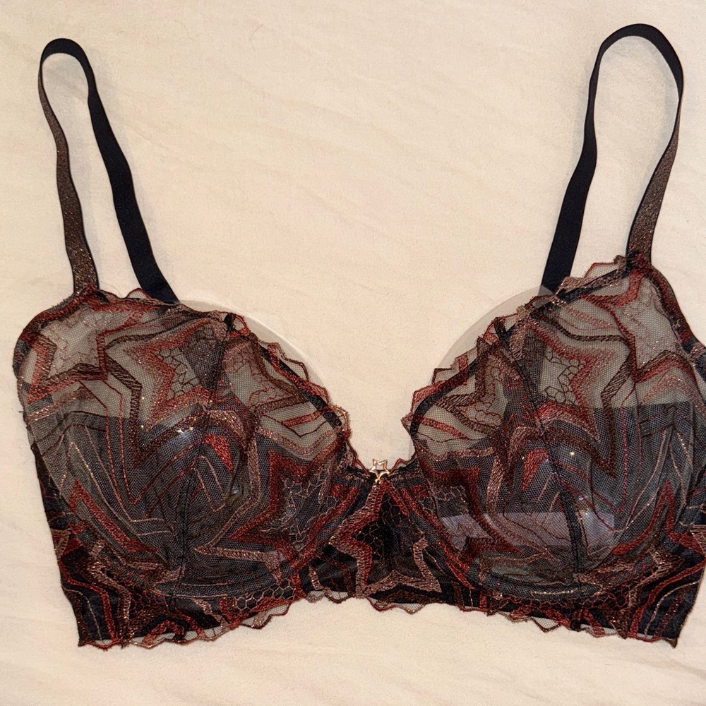 Chic Black and Red Lace Bra ⭐️ 36DDD unlined